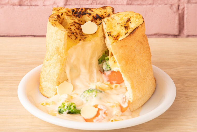 ちいかわベーカリーに「ちいかわ豪華パン（パングラタン）」が登場いたします！